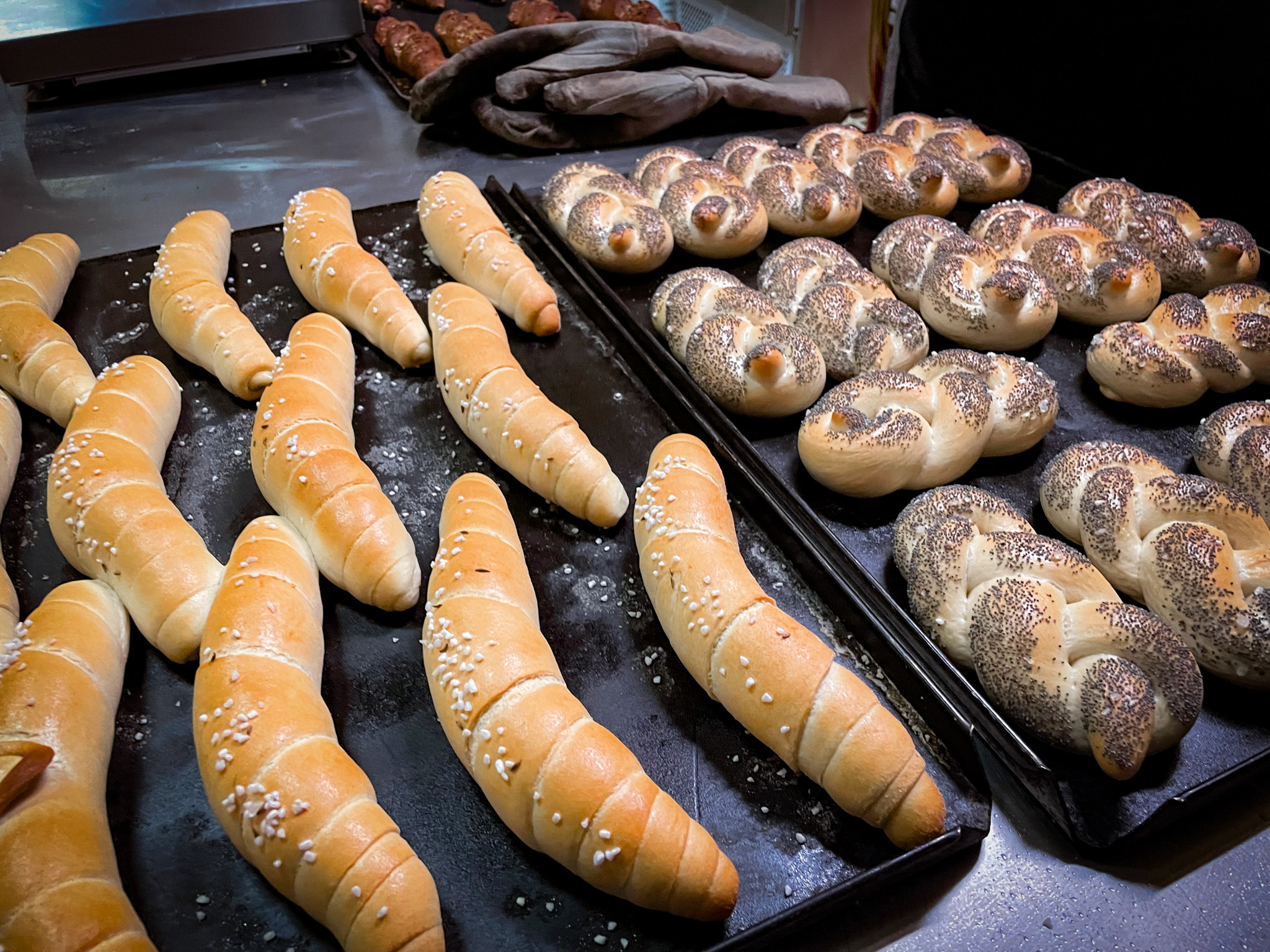 Salzstangerl & Mohnweckerl im Gosinger Konditorei & Cafe